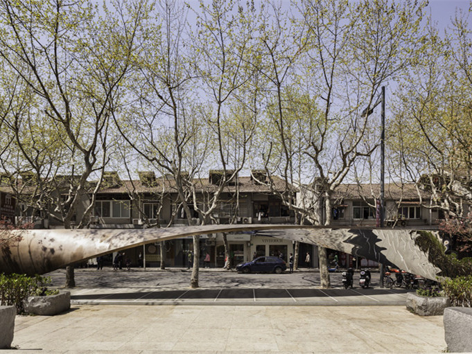 上海新天地建筑设计图纸资料下载-上海新天地的扭曲装置
