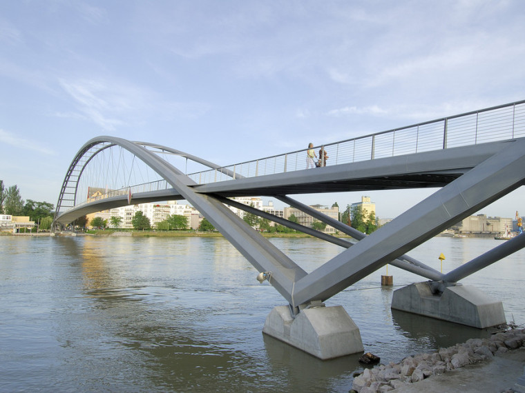 德国科隆莱茵河大道景观资料下载-莱茵河上的步行桥