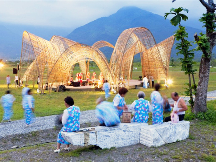 景观小品竹子建筑资料下载-艺术节的竹制拱亭景观