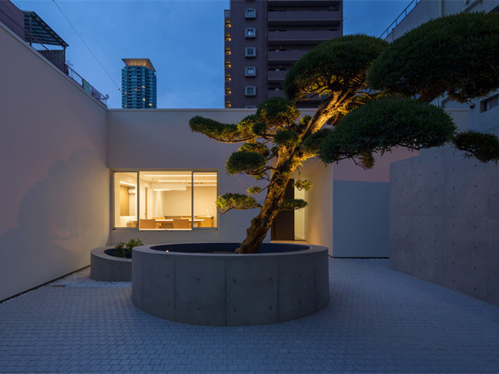 日本模糊住宅模型资料下载-日本大阪罗汉松住宅