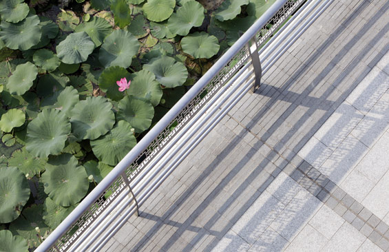 细节上,如栏杆,照明灯杆,桥梁,长椅等.