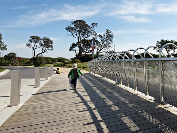 景观步道栏杆设计图资料下载-墨尔本的步道桥和地形改造