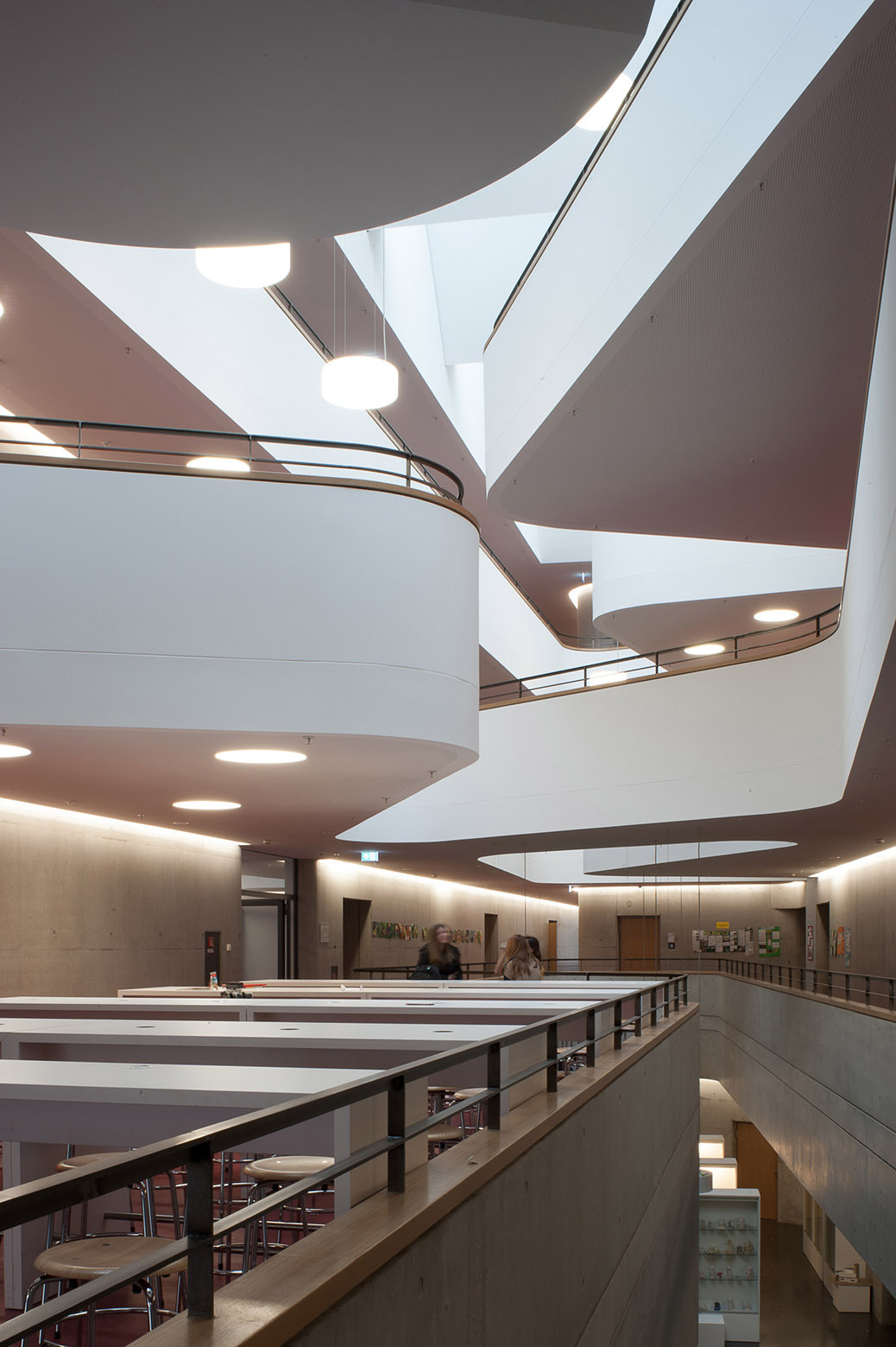 德国比伯拉赫学习中心内部楼层之间局部实景图