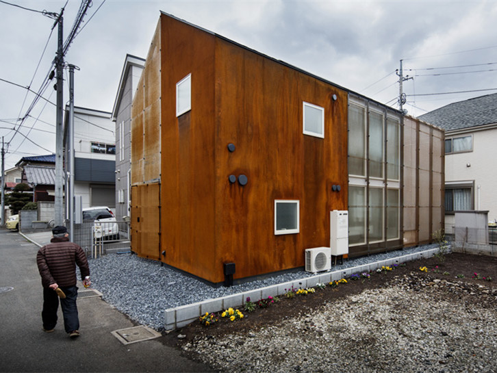 建筑三角形地块设计资料下载-东京三角形屋顶住宅