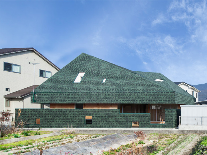 建筑三角形地块设计资料下载-日本三角形拼接的贝雷帽屋