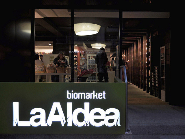 户外桌子椅子su资料下载-西班牙La aldea biomarke商店