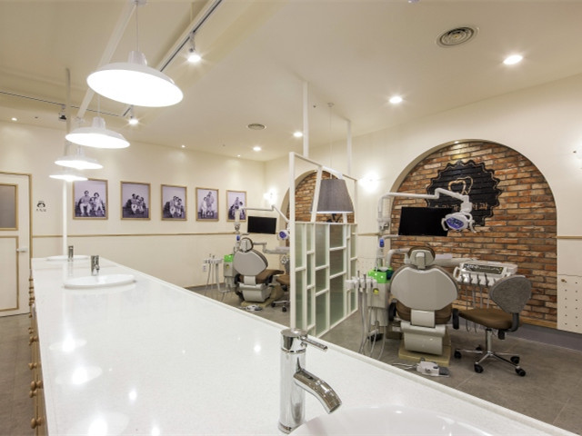 现代牙科诊所设计资料下载-韩国家庭牙科诊所