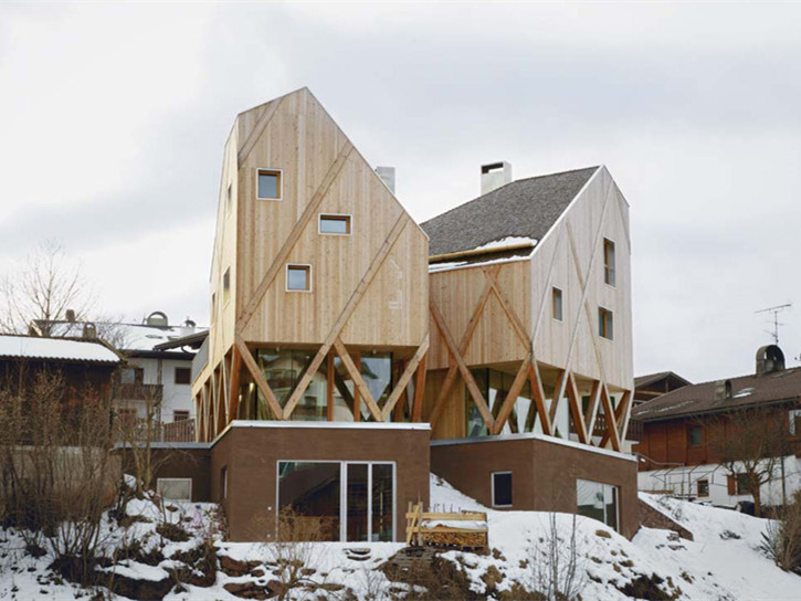 智利艺术家住宅建筑资料下载-意大利群山中艺术家的综合建筑