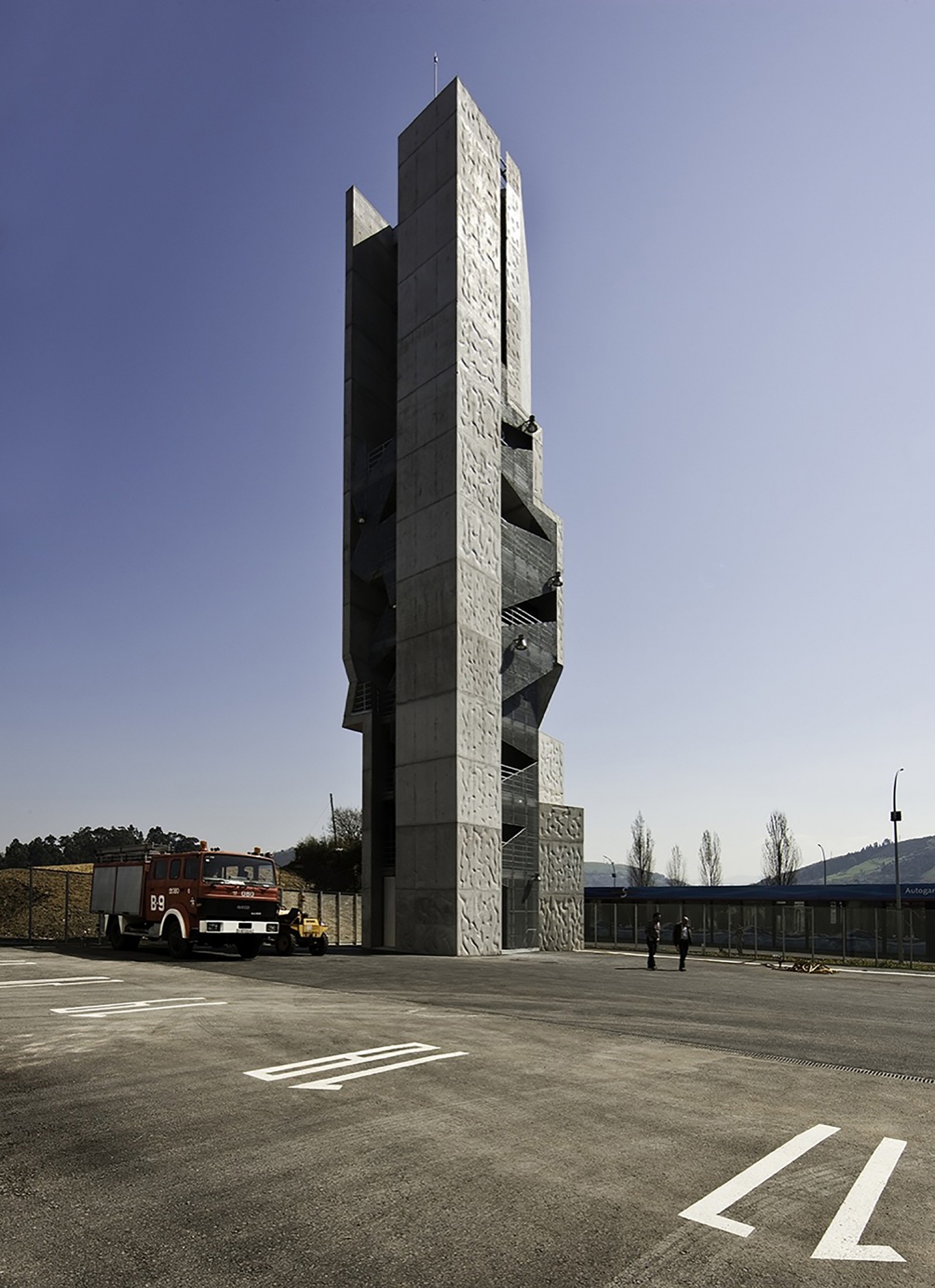 the folds of the concrete improve the vertical inertia, save