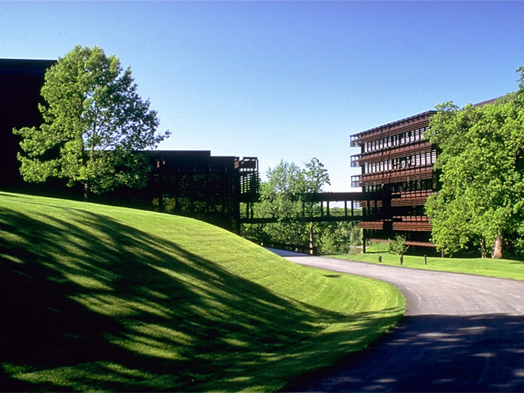 美国惠好公司总部景观设计资料下载-美国迪尔公司及总部大楼