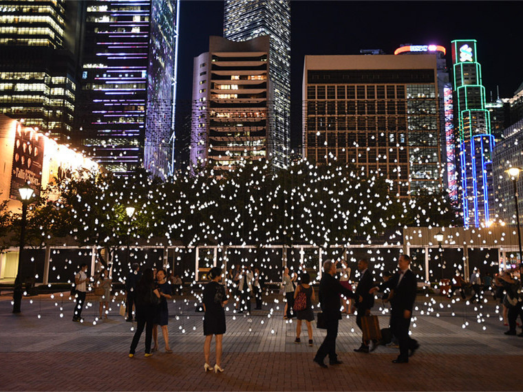 香港爱丁堡广场悬浮散光灯景观