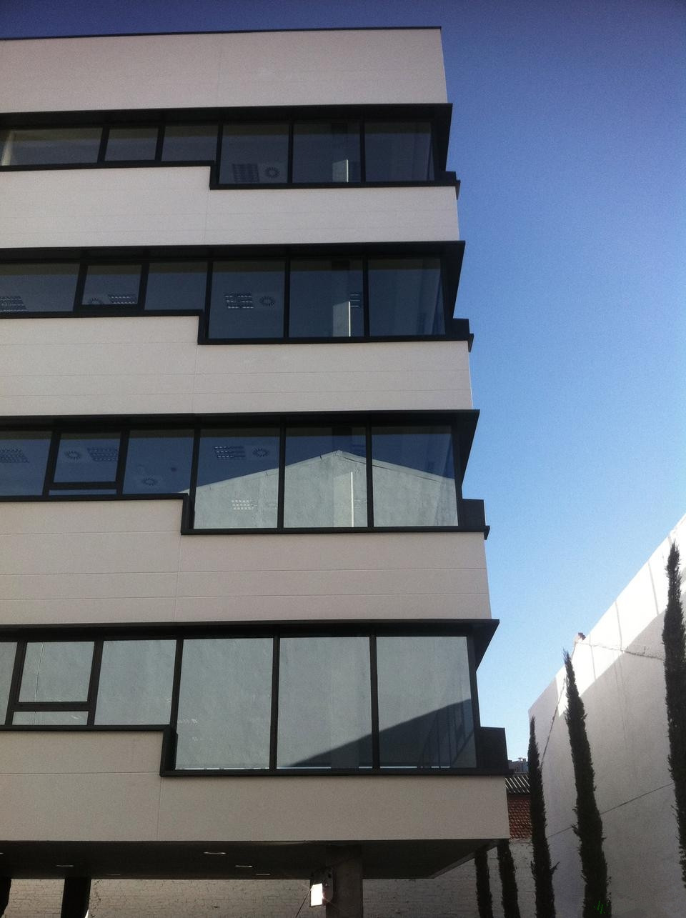 西班牙jc 36办公楼外部侧面实景图-西班牙jc 36办公楼第7张图片