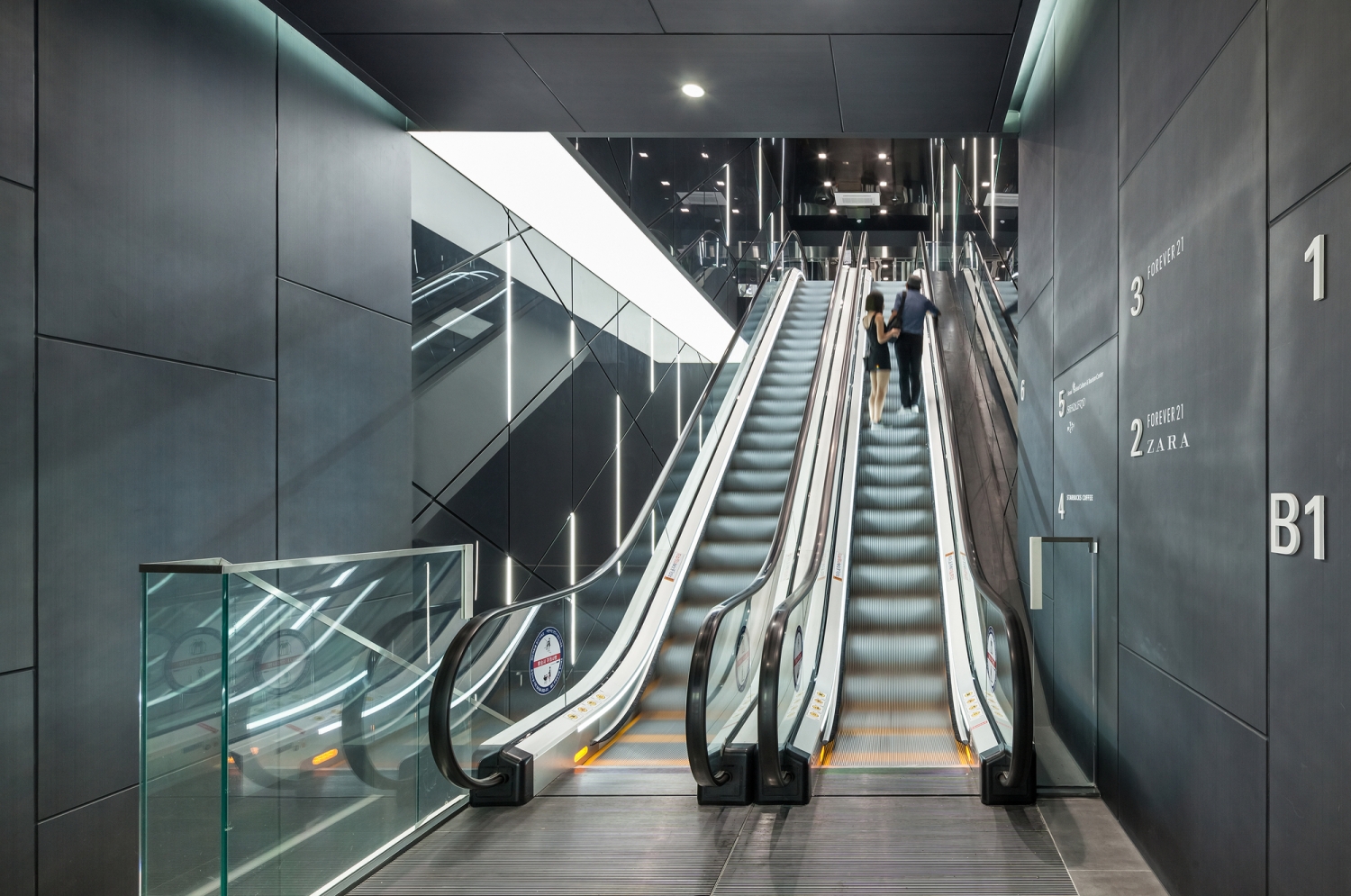 韩国明洞m plaza购物中心内部楼梯-韩国明洞m plaza购物中心第16张