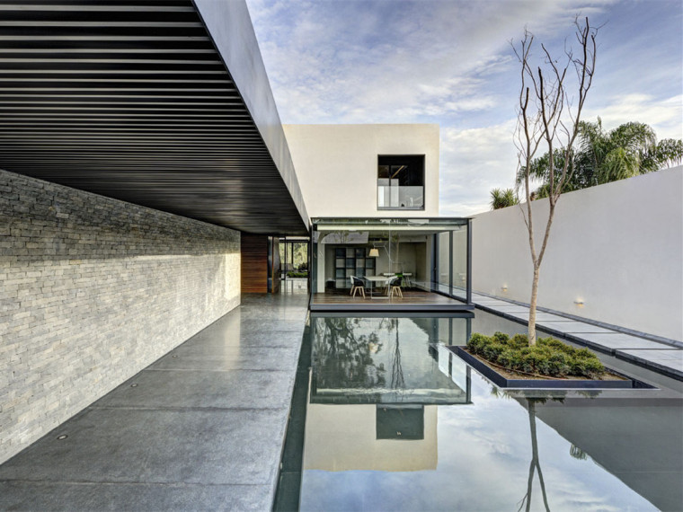 玻璃盒子和石头盒子CAD资料下载-墨西哥GR住宅