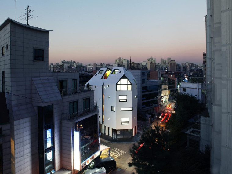 双层顶层公寓资料下载-韩国YOAP白色公寓