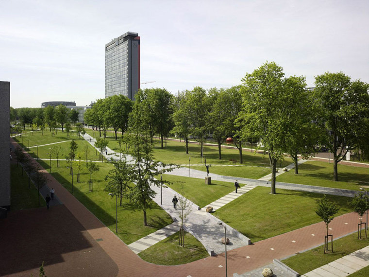 CAD景观校园公园资料下载-荷兰大学校园中的公园和图书馆