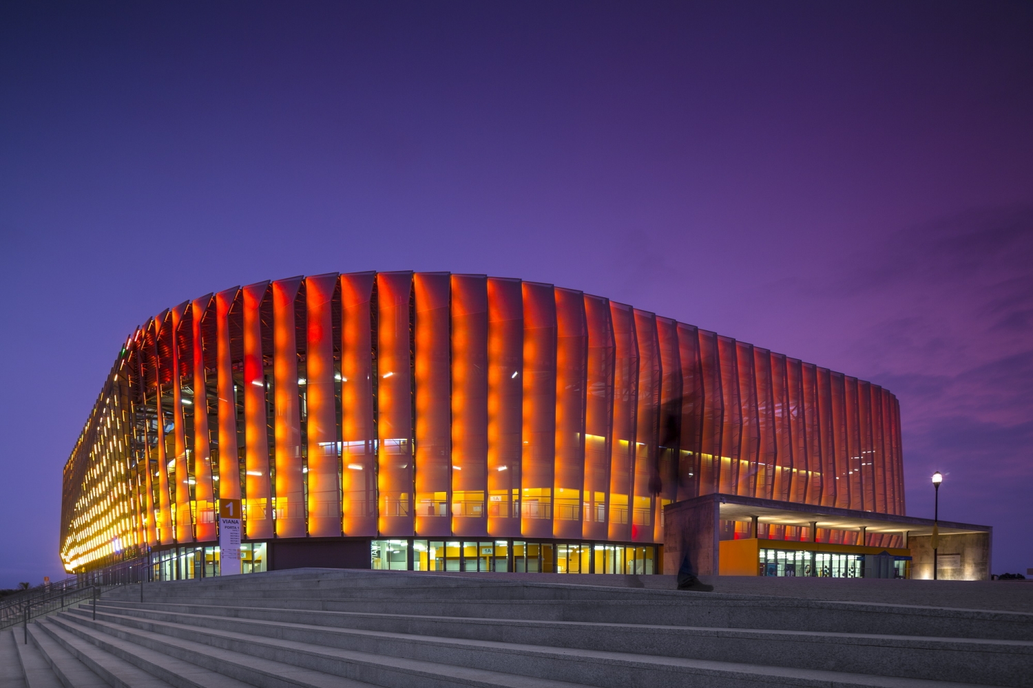 安哥拉综合体育馆外部夜景实景图-安哥拉综合体育馆第20张图片