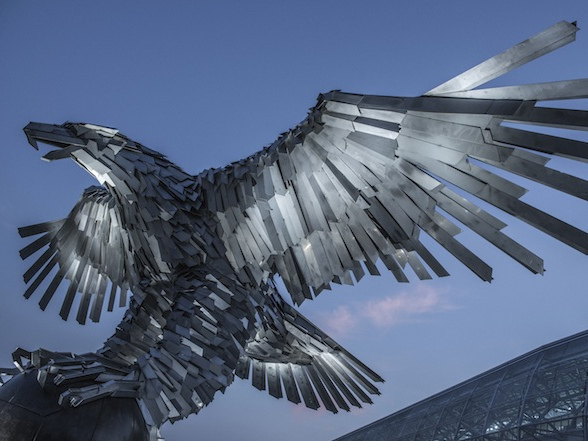 不锈钢球雕塑资料下载-匈牙利雄鹰展翅鸟类纪念碑