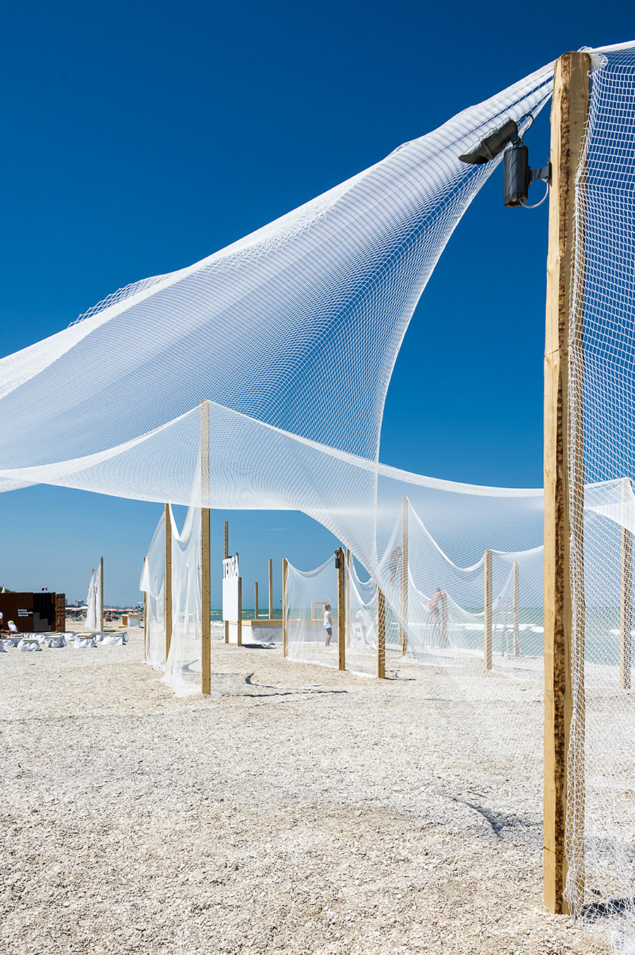 意大利渔网制成的交互性景观