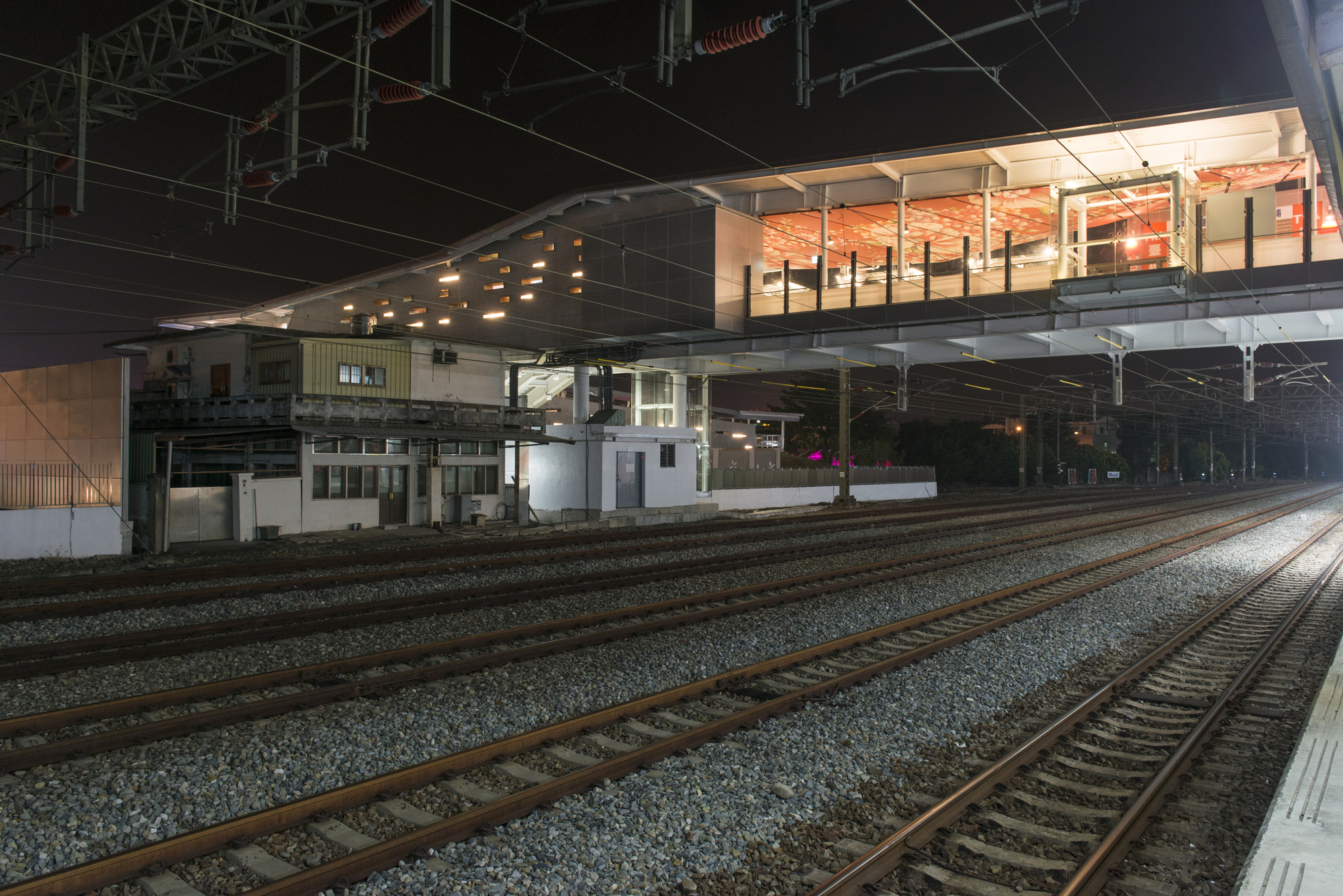 臺灣苗栗火車站外部夜景實景圖-臺灣苗栗火車站第6張圖片