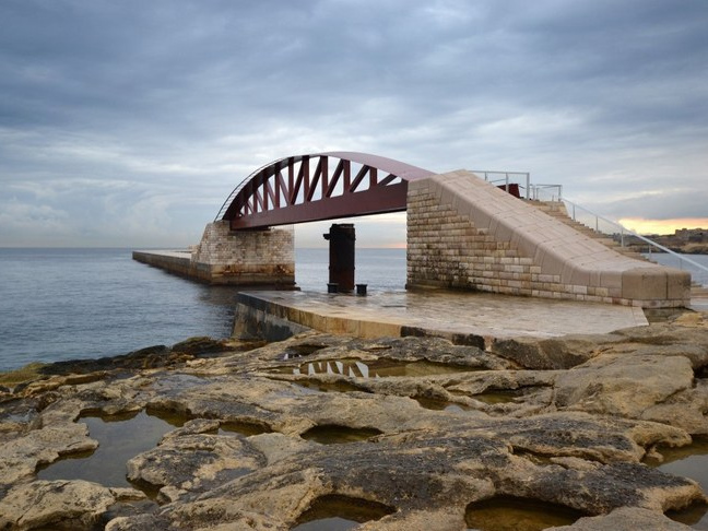 防洪堤结构做法施工图资料下载-马耳他新圣埃尔莫防洪堤人行桥