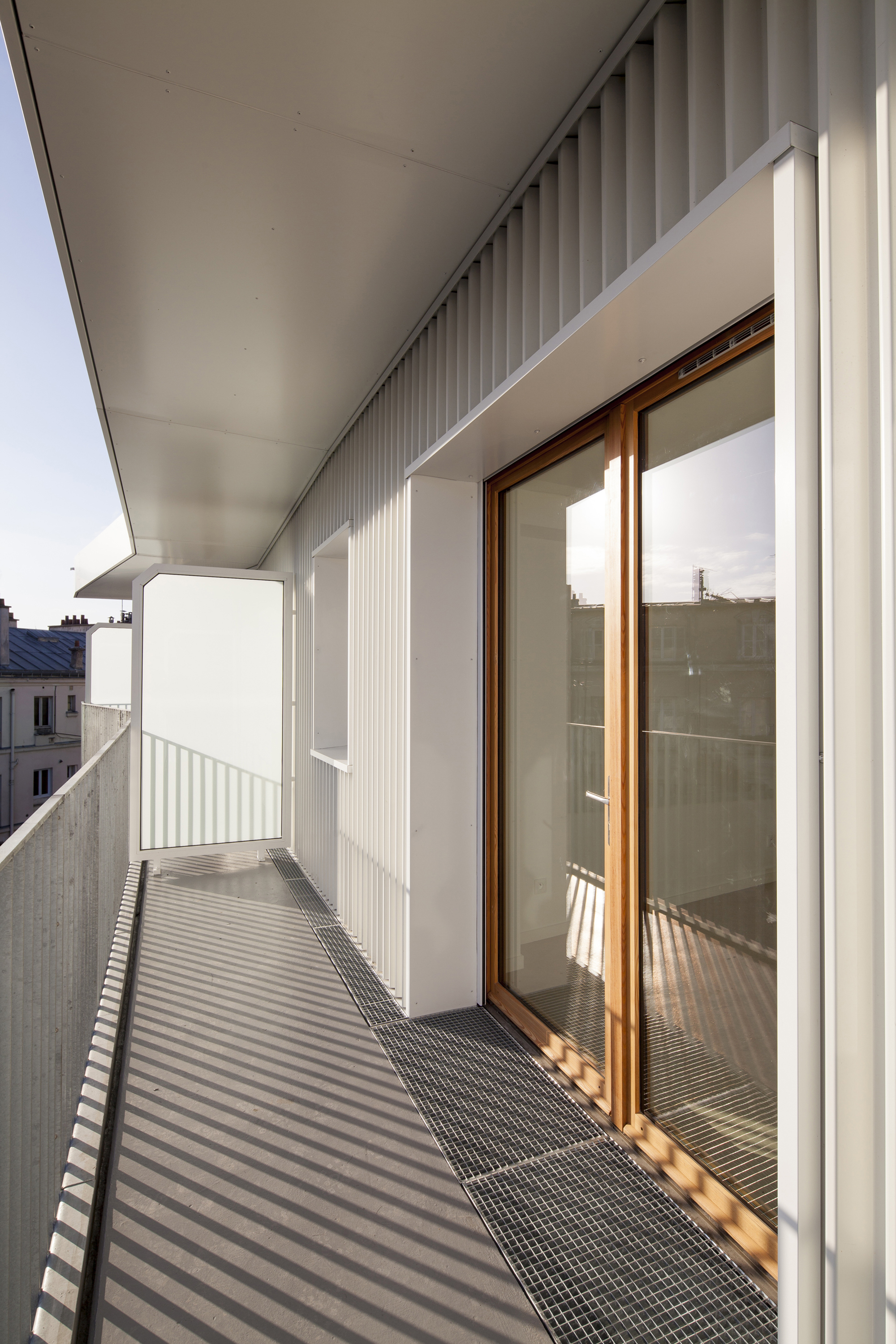 法国木制住宅楼外部阳台实景图-法国木制住宅楼第9张图片