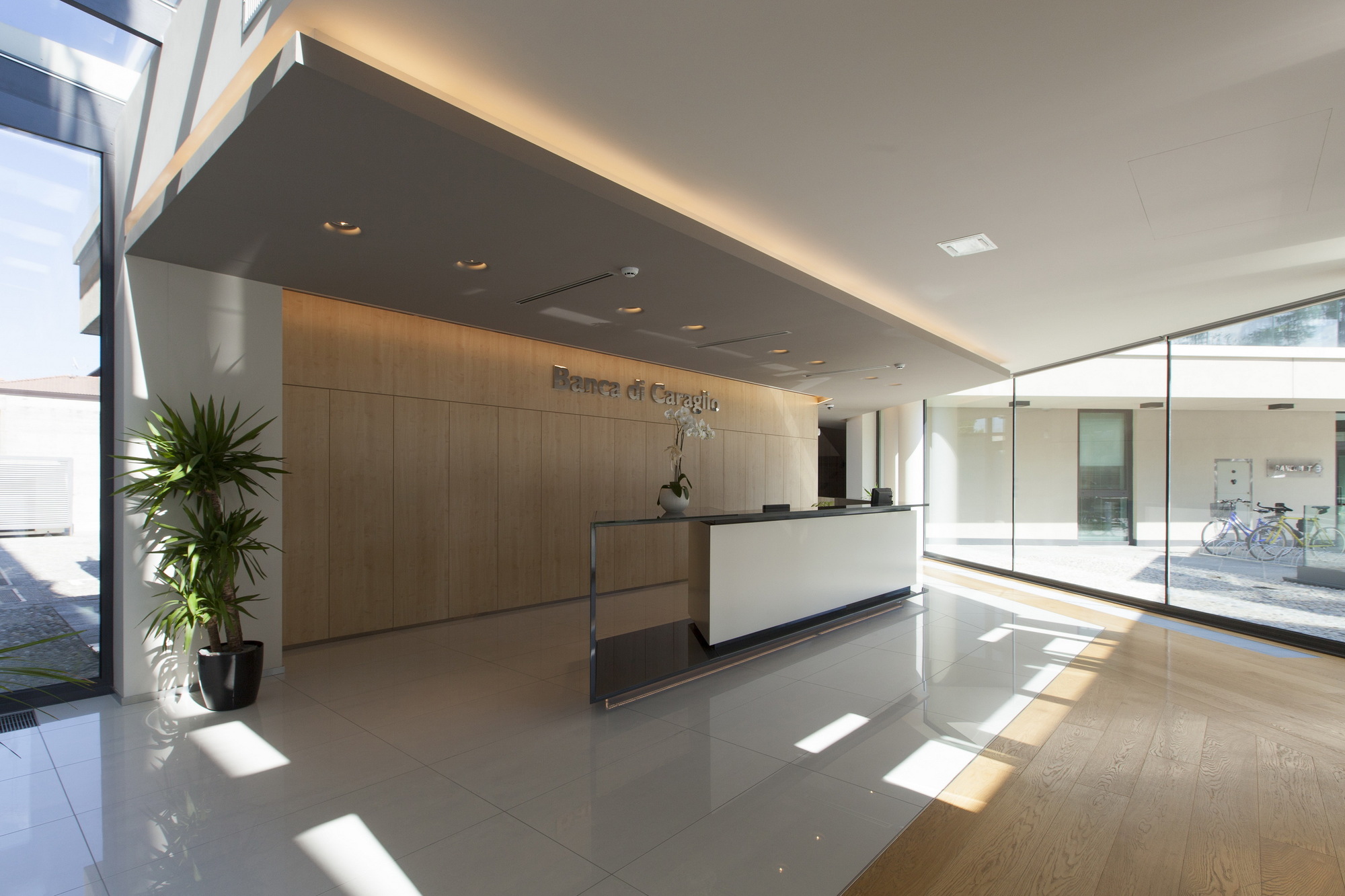 意大利卡拉廖合作信用银行内部大厅实景图