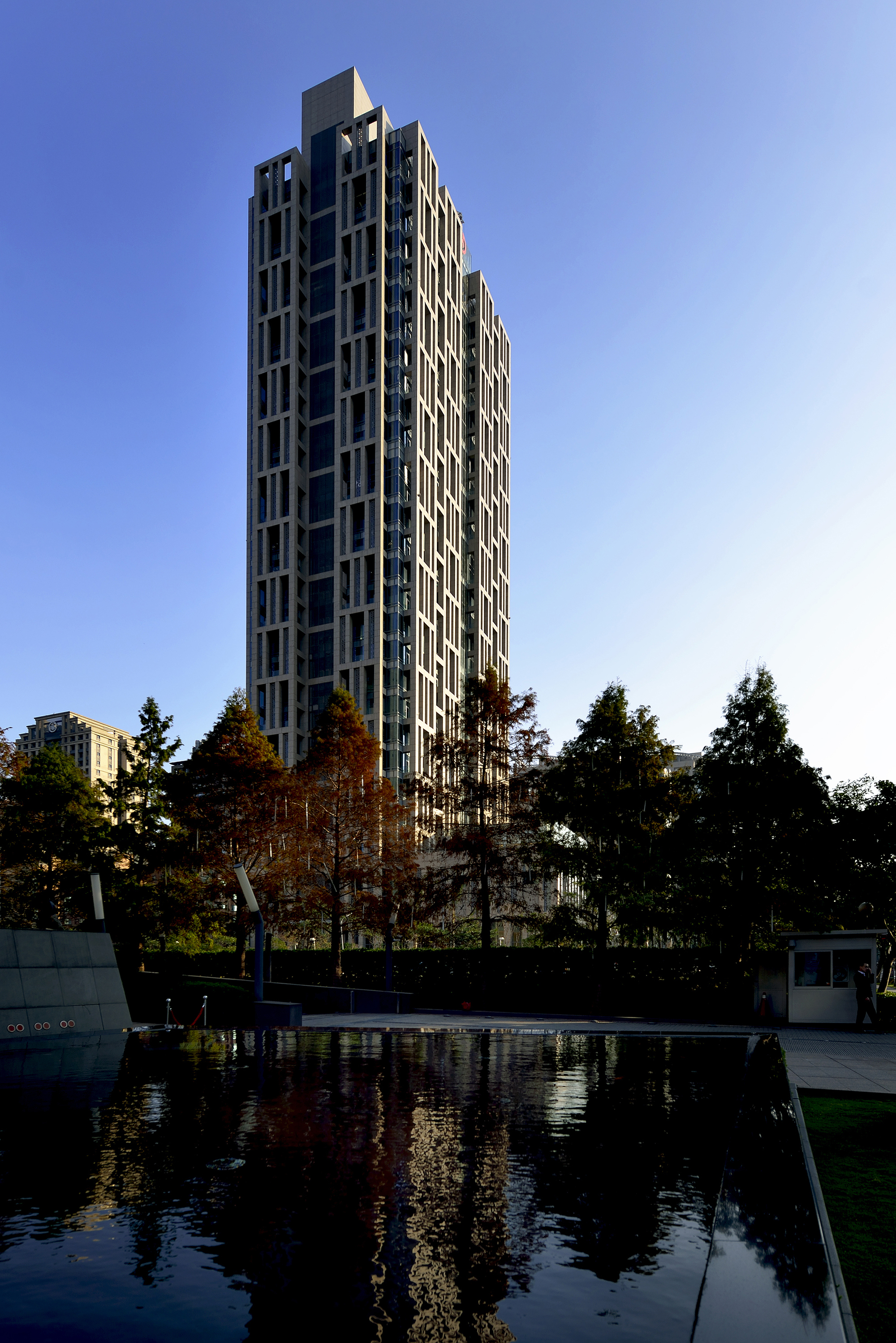 facing building utilizing double-height sky gardens and external