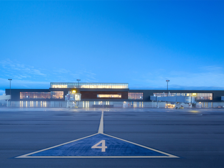 航站楼停车场资料下载-加拿大麦克默里堡国际机场