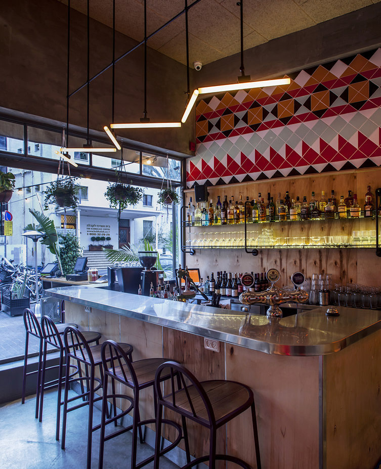 以色列豪华车餐厅室内吧台实景图-以色列豪华车餐厅第8张图片