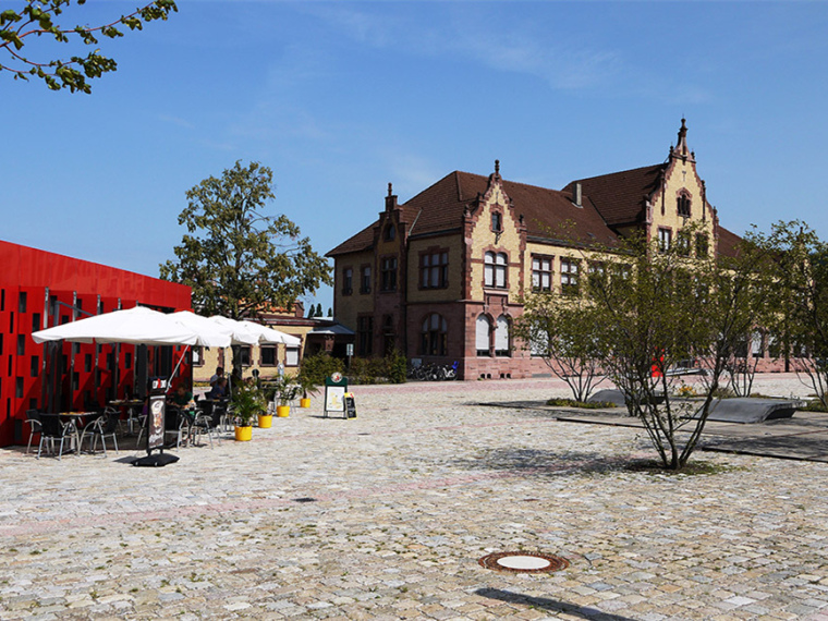 海关景观设计资料下载-德国锯齿状Zollhallen广场