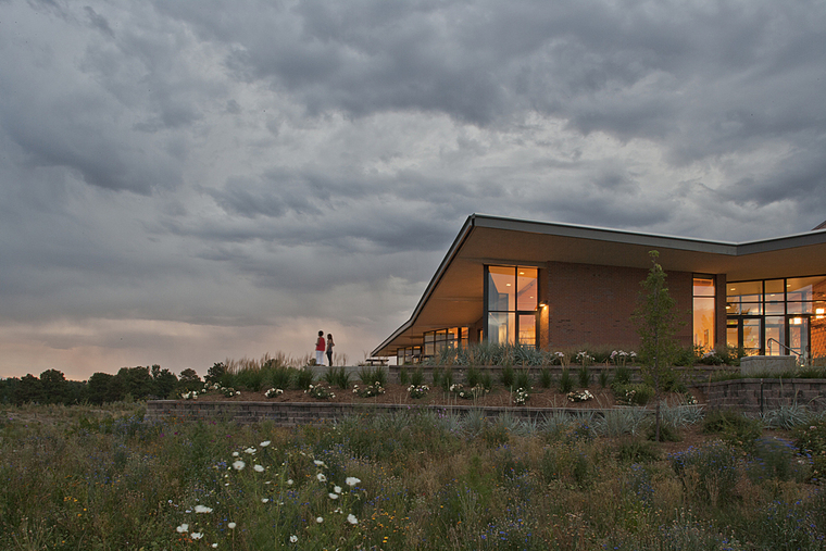 美国Kent Denver学校餐厅-美国Kent Denver学校餐厅外部夜景-美国Kent Denver学校餐厅第7张图片