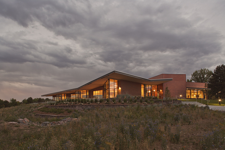 美国Kent Denver学校餐厅-美国Kent Denver学校餐厅外部夜景-美国Kent Denver学校餐厅第8张图片