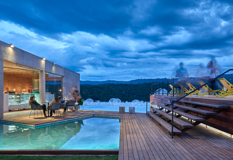 巴西带泳池及画廊的酒吧景观