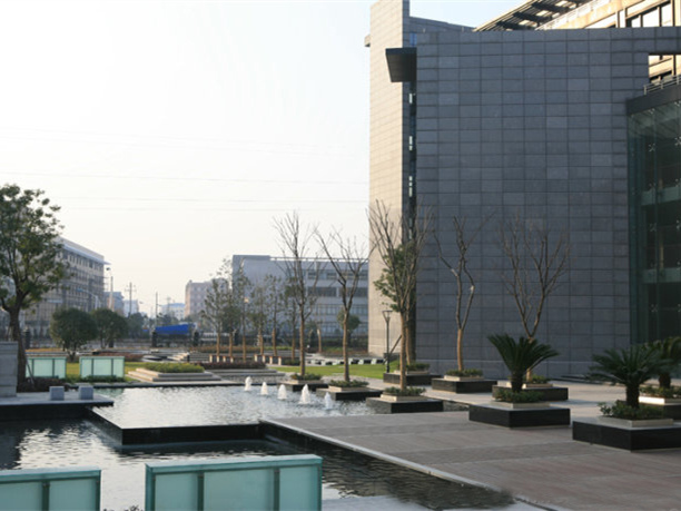 办公楼中庭绿化景观资料下载-浙江嘉瑞轻纺景观