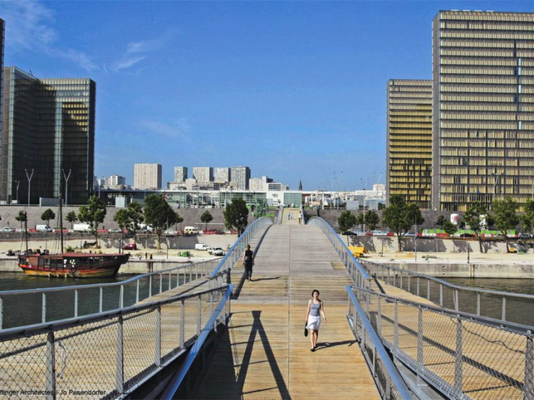 巴黎拉德芳斯新区资料下载-法国西蒙波娃人行步桥景观
