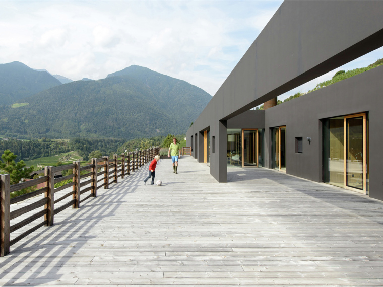 坡地居住建筑资料下载-意大利坡地农庄及住宅