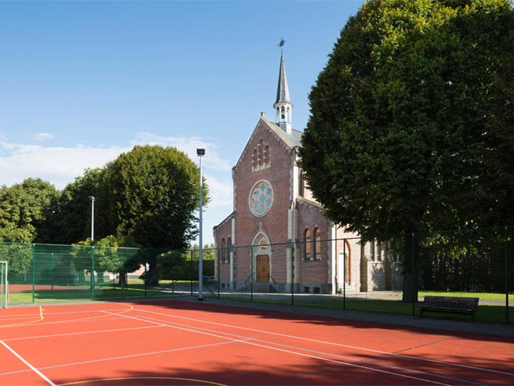 学校绿化施工方案资料下载-比利时小教堂改建的男子学校