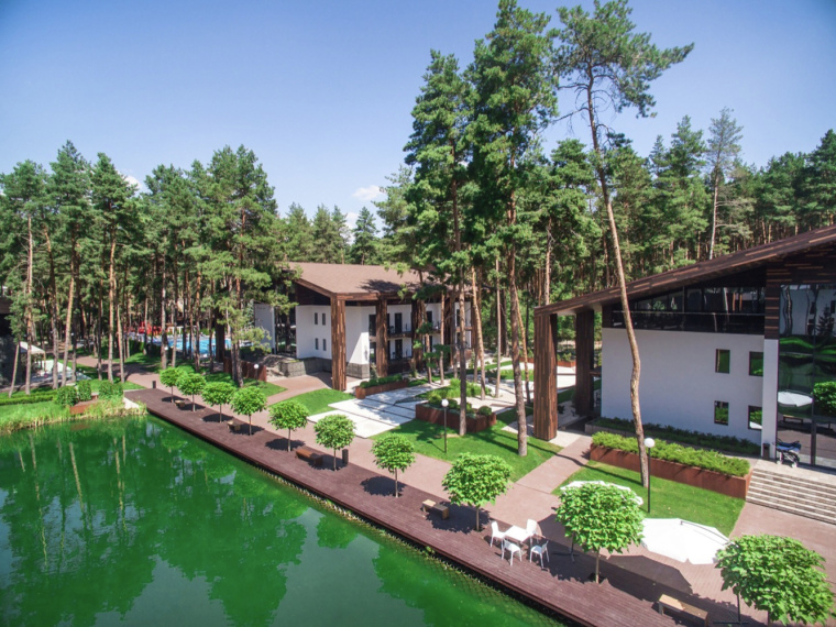 沿湖城市休闲公园资料下载-乌克兰休闲公园旅馆