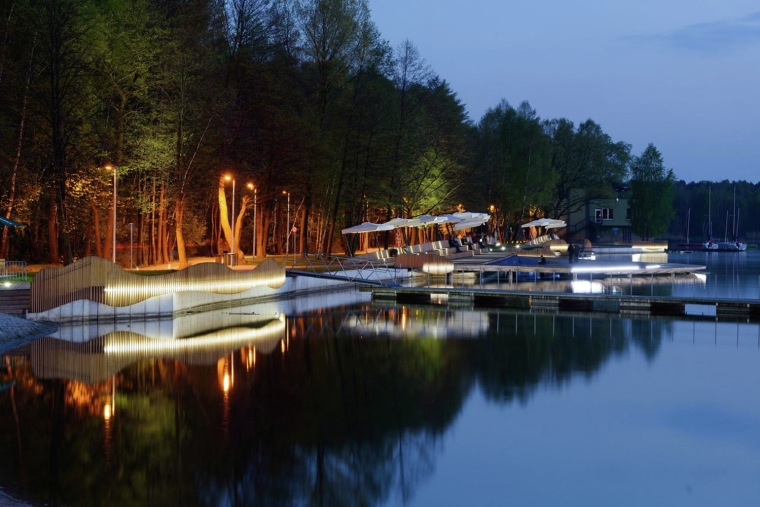 波兰Paprocany湖岸景观改造外部夜-波兰Paprocany湖岸景观改造第18张图片