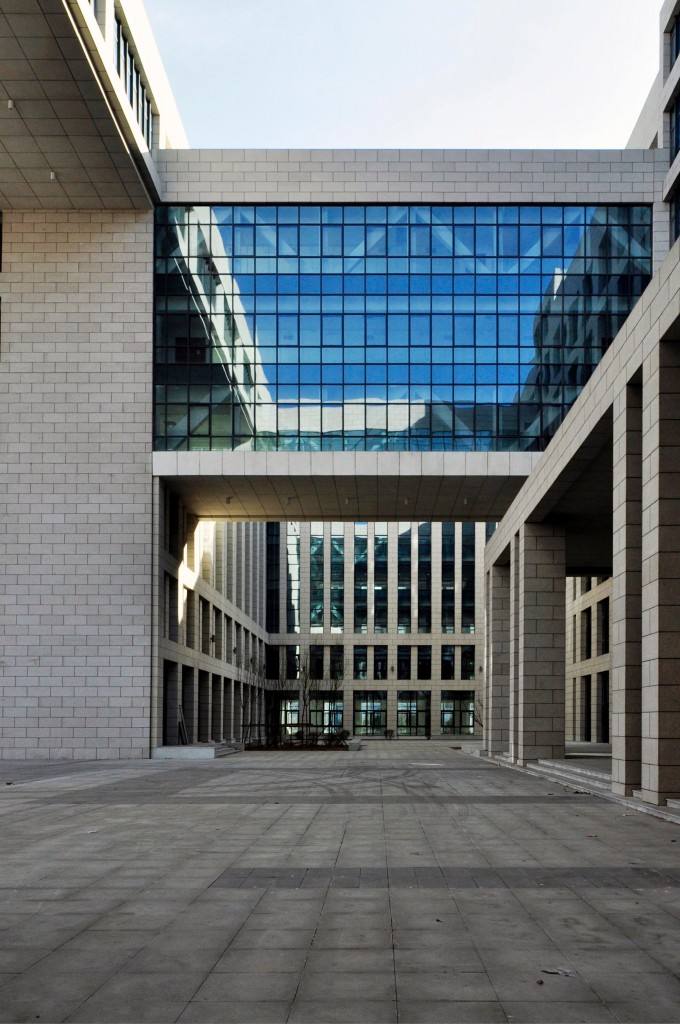 共分内外两层,外圈回字形体量为便民服务中心配套办公及市档案馆,城乡