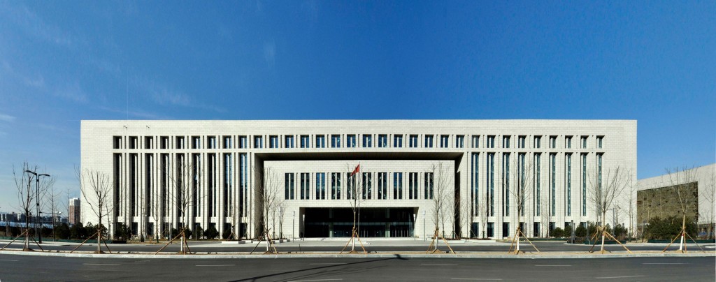 共分内外两层,外圈回字形体量为便民服务中心配套办公及市档案馆,城乡