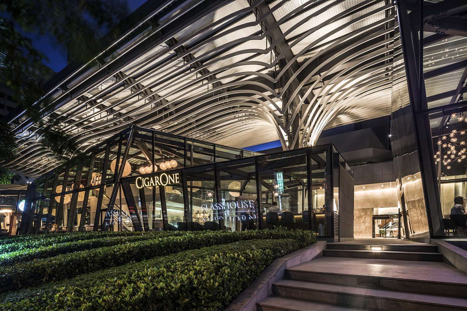 泰国树荫下的玻璃餐厅外部夜景实景图