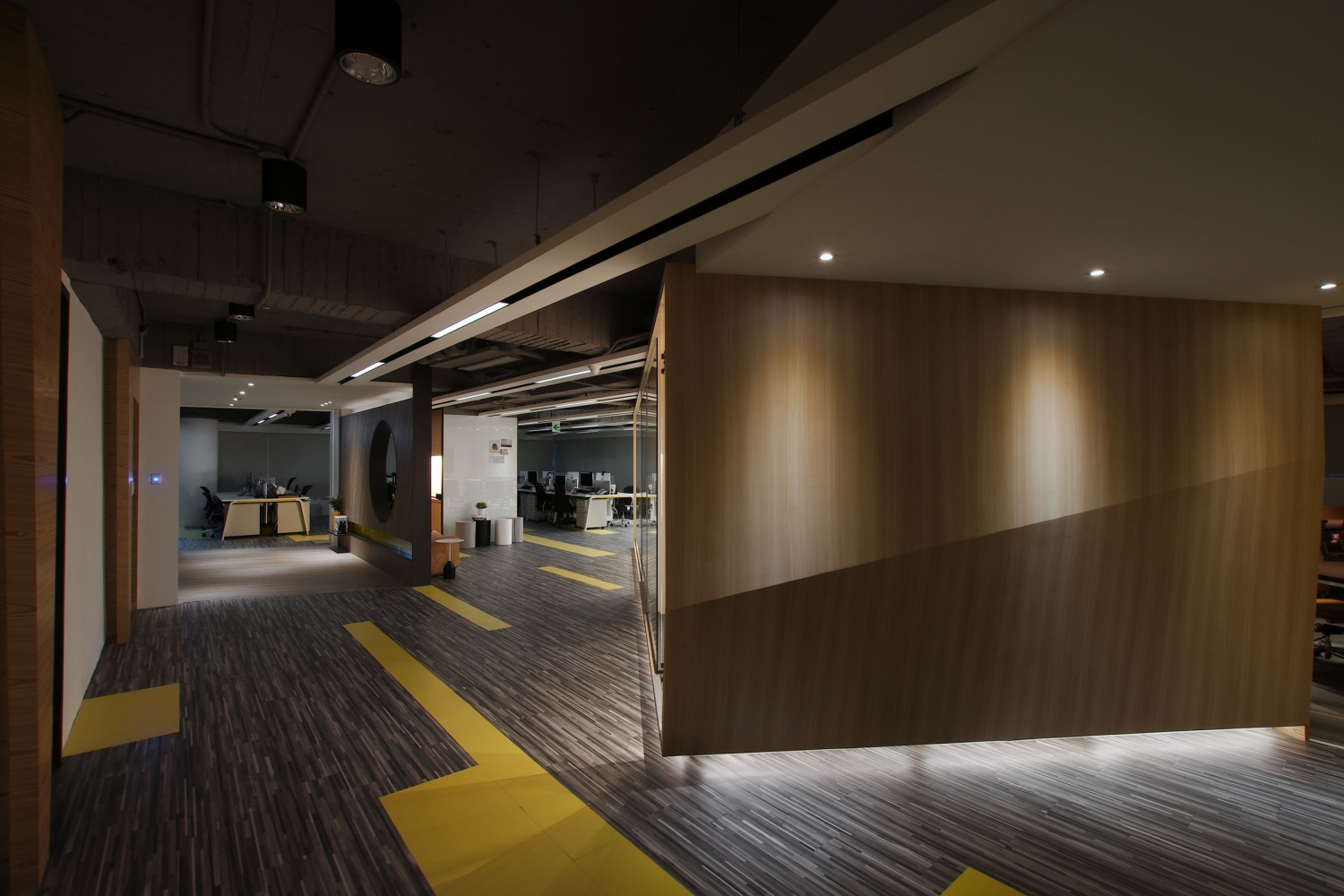 菁英国际文教事业办公室室内实景图