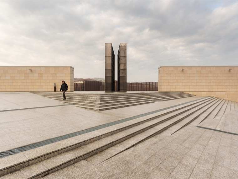 南京大屠杀纪念馆平面资料下载-博洛尼亚大屠杀纪念碑