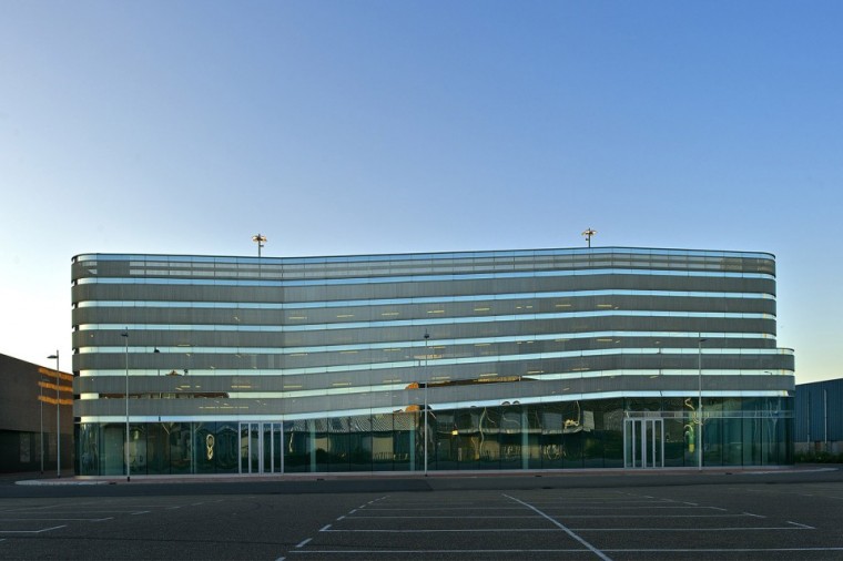 停车场实景资料下载-鹿特丹多层停车场建筑