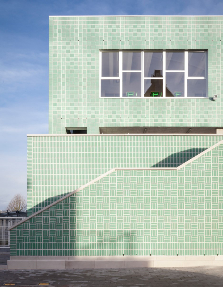 蒸压灰砂砖墙体图片资料下载-比利时绿色砖墙的小学