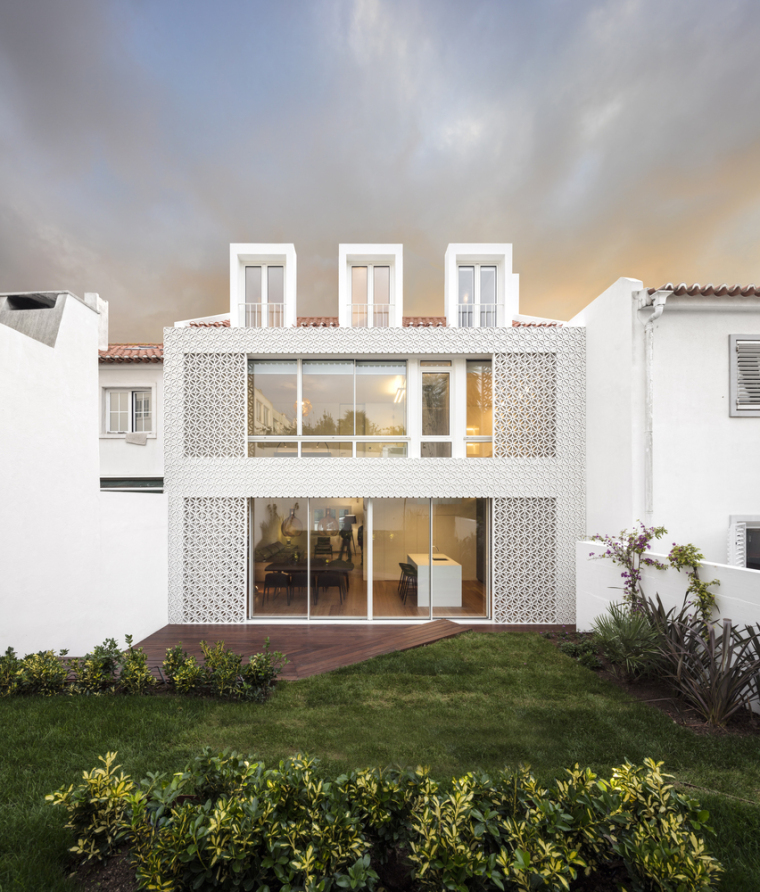 葡萄牙白色的住宅资料下载-葡萄牙雷斯特洛住宅