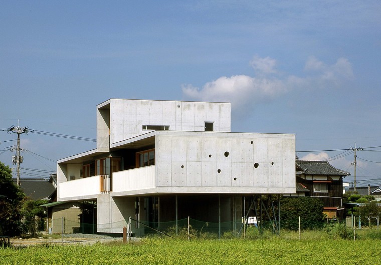 台湾特殊的连栋透天住宅资料下载-日本底层架空柱住宅