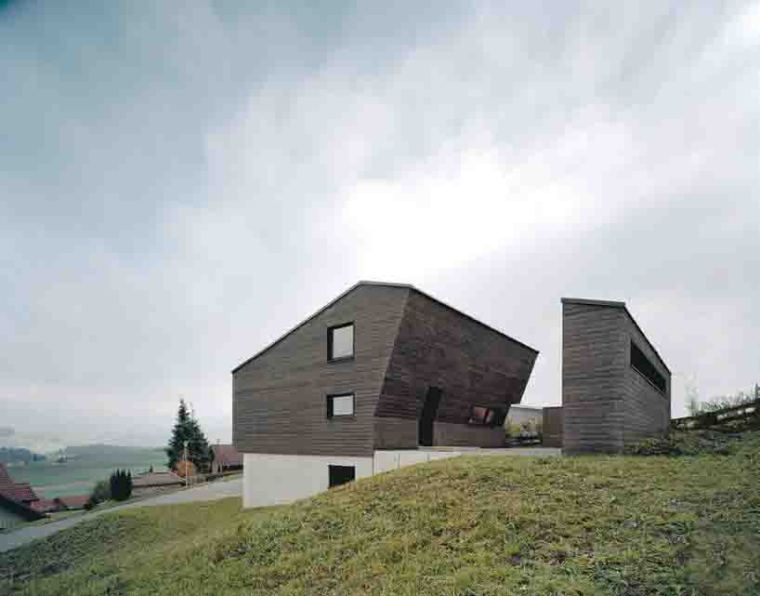 倾斜屋顶资料下载-德国倾斜的乡村住宅